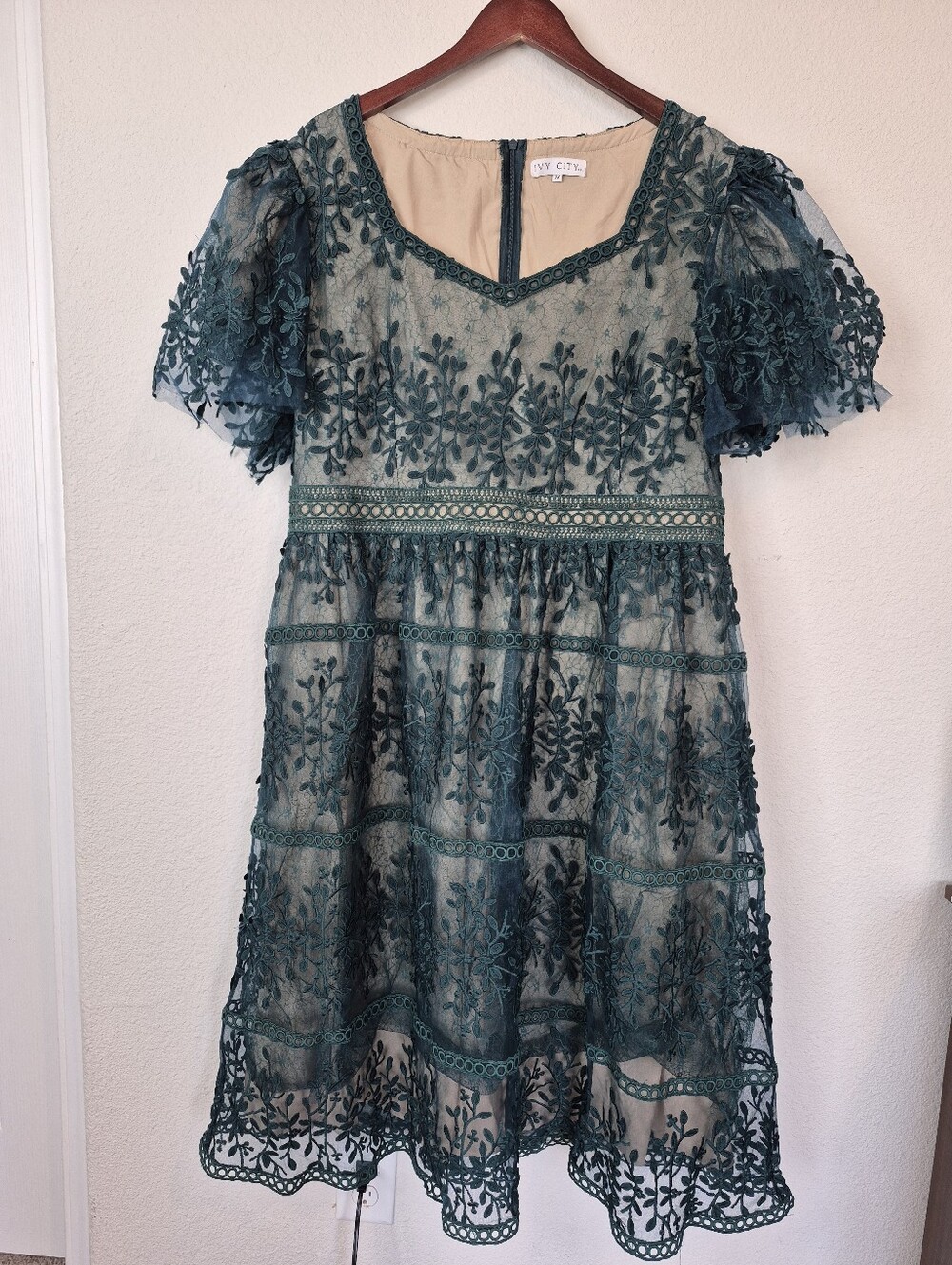 Ivy City Co Emerald Green Lace Midi Dress - Picture 3 of 10